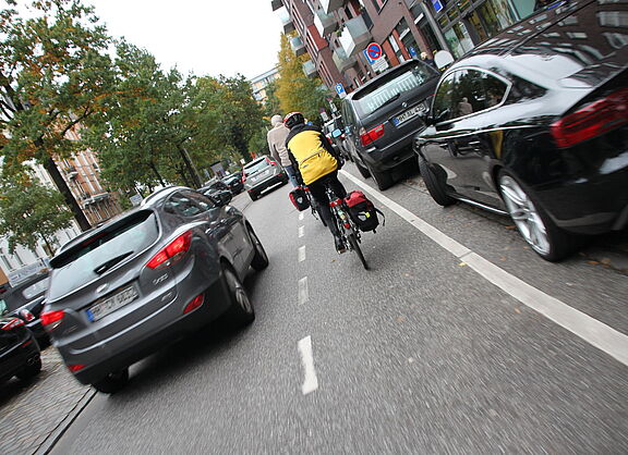 Radfahrer wird mit weniger als 1,5 Meter Abstand überholt