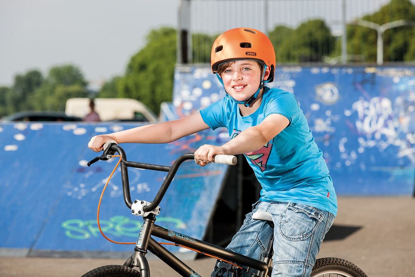 BMX-Helm Teenager mit BMX-Rad und Helm